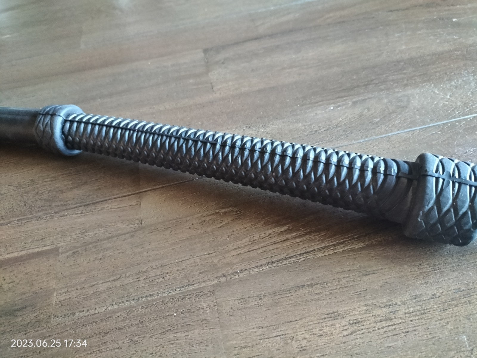 zwarte-rubber-single-tail-zweep-waar-je-als-masochist-of-als-sadist-zeker-plezier-aan-zal-hebben-deze-is-1-meter-lang-en-zeer-stevig-opgebouwd-voor-jaren-plezier-2