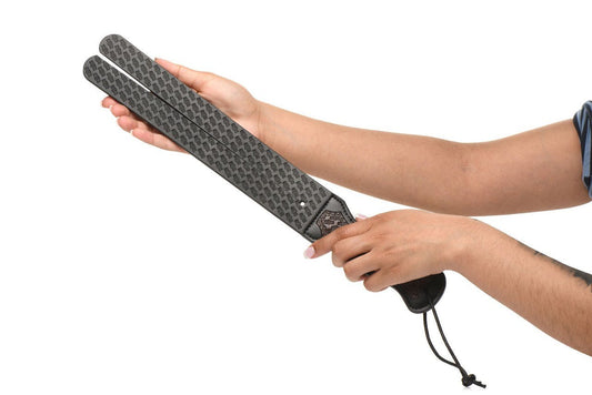 altijd-reeds-een-tawse-willen-hebben-maar-hield-het-je-tegen-omdat-deze-uit-echt-weer-gemaakt-zijn-en-omdat-jij-op-zoek-was-naar-een-vegan-versie-dan-shier-je-kans-deze-hier-is-gemaakt-uit-dik-kwaliteit-namaakleer-wij-wensen-je-alvast-veel-plezier-met-ontdekken-1