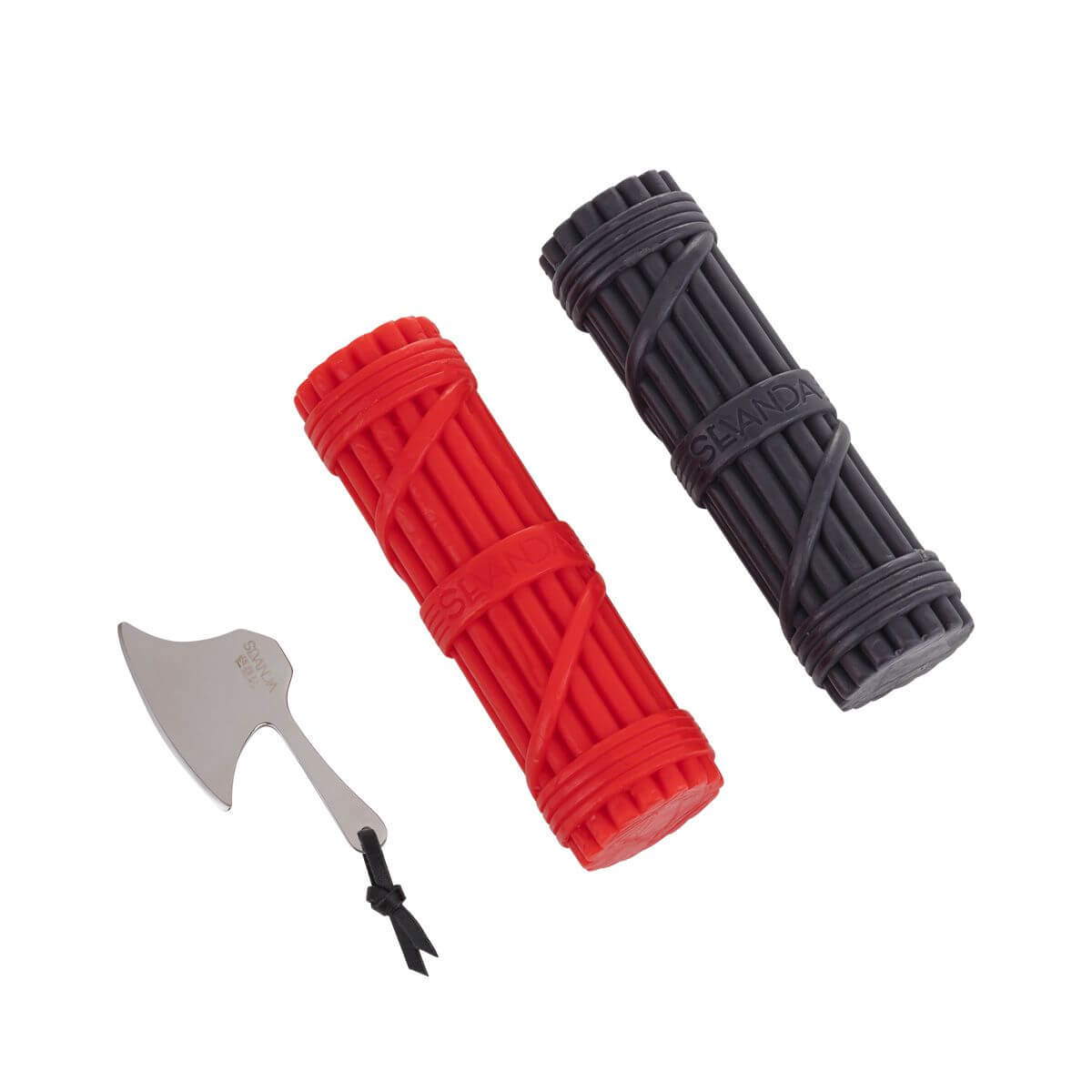 met-deze-set-wax-play-kaarsen-van-sevanda-kan-je-uren-lang-spelen-of-verschillende-sessies-doen-de-set-is-voorzien-van-een-rode-en-een-zwarte-kaars-en-een-wax-play-schaper-in-de-vorm-van-een-bijl-4