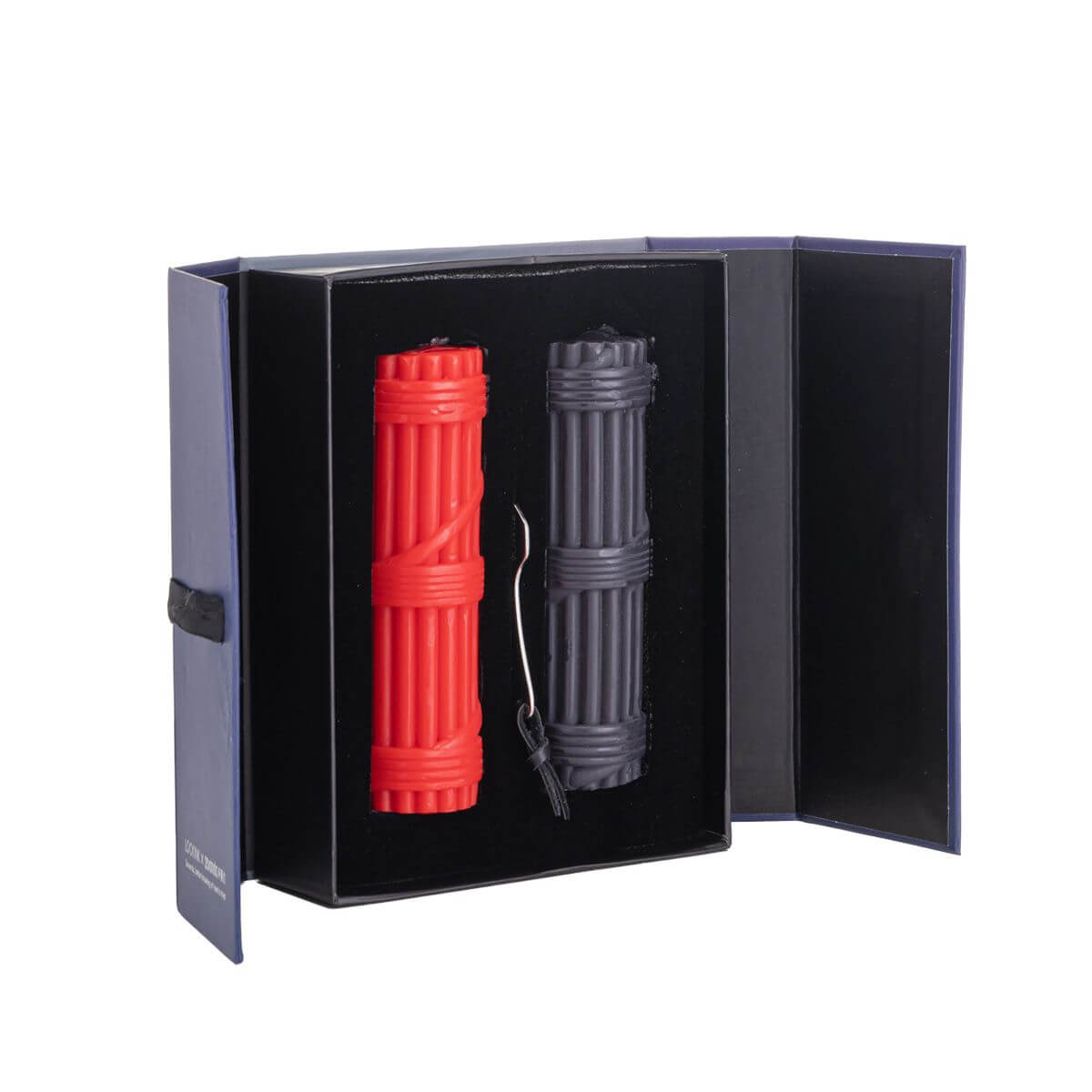 met-deze-set-wax-play-kaarsen-van-sevanda-kan-je-uren-lang-spelen-of-verschillende-sessies-doen-de-set-is-voorzien-van-een-rode-en-een-zwarte-kaars-en-een-wax-play-schaper-in-de-vorm-van-een-bijl-1