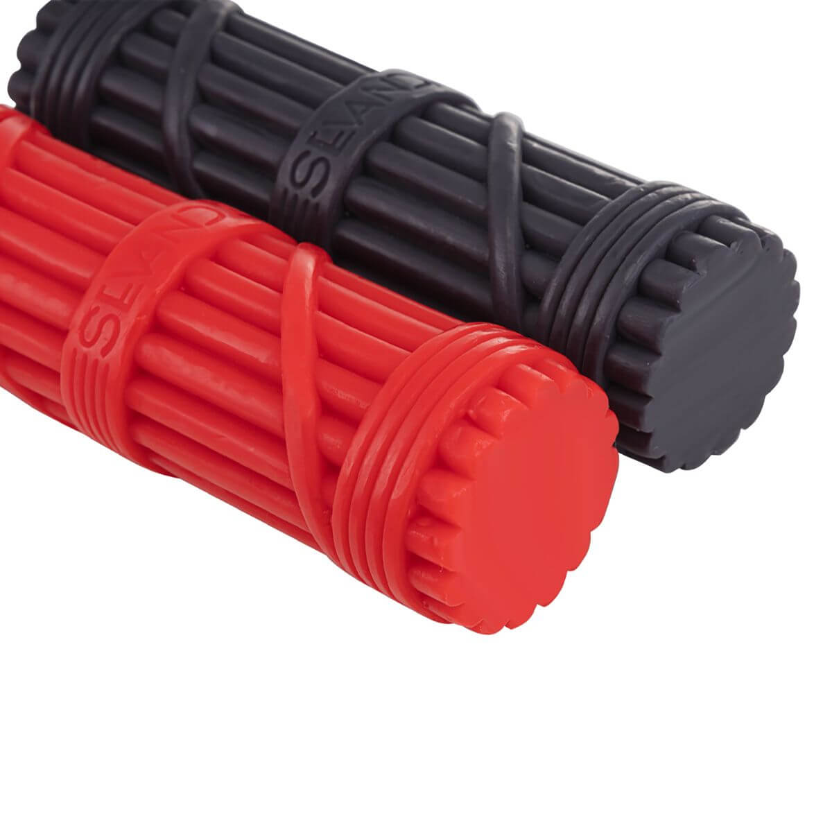 met-deze-set-wax-play-kaarsen-van-sevanda-kan-je-uren-lang-spelen-of-verschillende-sessies-doen-de-set-is-voorzien-van-een-rode-en-een-zwarte-kaars-en-een-wax-play-schaper-in-de-vorm-van-een-bijl-5