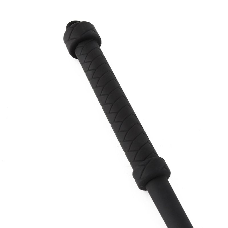 als-jij-op-zoek-bent-naar-een-zweep-die-scherp-van-impact-is-overal-mee-te-nemen-is-en-ook-nog-eens-gemakkelijk-te-reinigen-is-dan-zit-je-met-deze-bdsm-toy-perfect-ze-is-gemaakt-van-rubber-amper-60-cm-lang-en-gewoon-simpel-te-reinigen-met-toy-cleaner-5