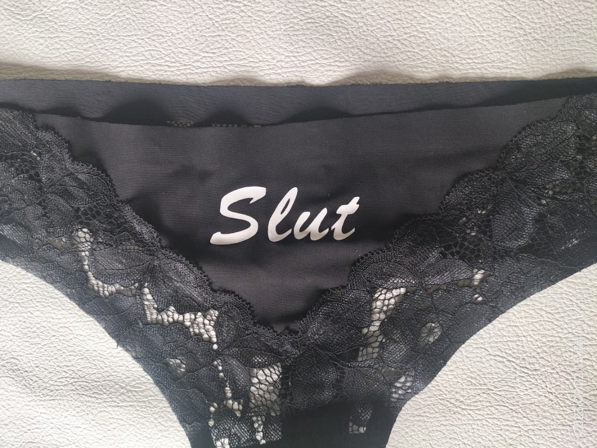 Slip met witte tekst Slut maat L - SM - speeltjes