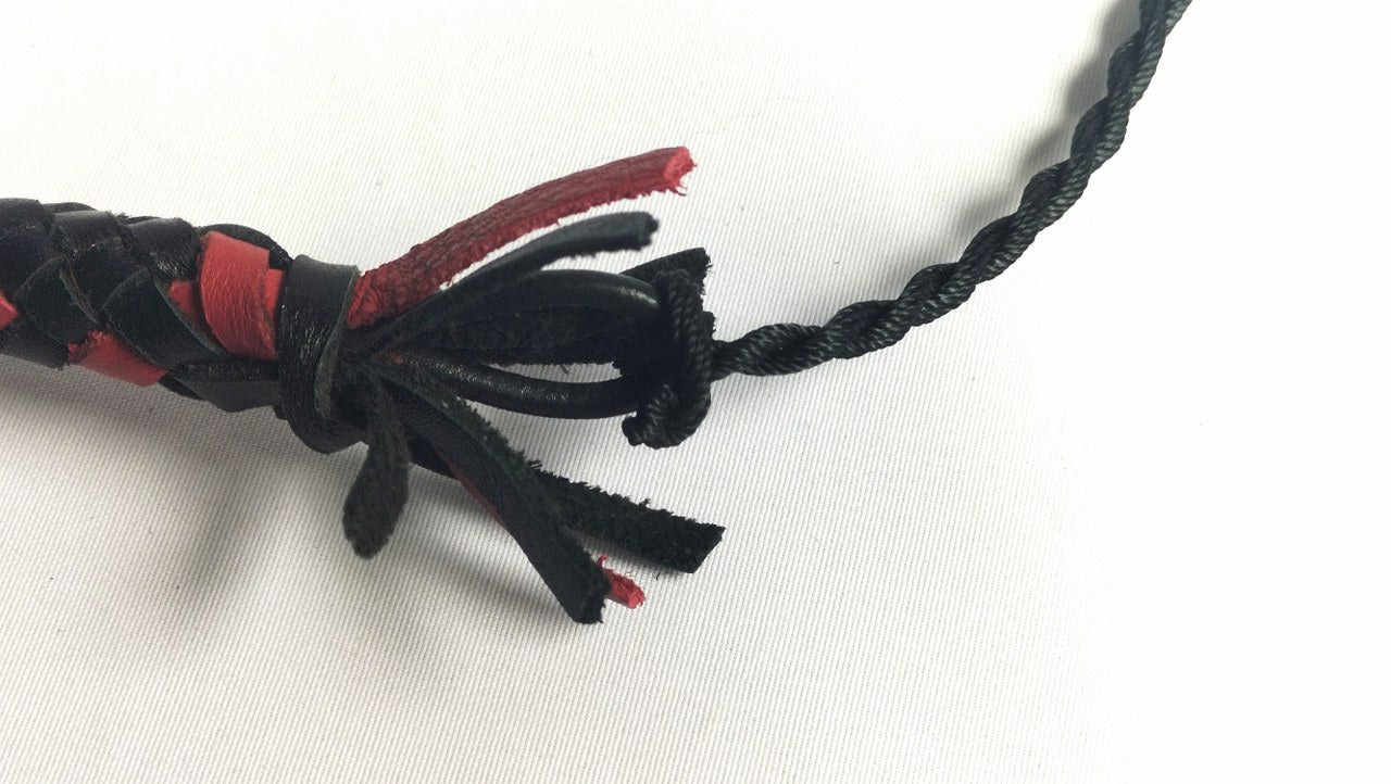 deze-lederen-snakewhip-in-zwart-met-rood-leer-combi-is-een-leuke-instapper-voor-wie-graag-met-een-singletail-wil-beginnen-spelen-door-de-combinatie-met-the-english-eye-vervang-je-in-no-time-zo-je-cracker-4