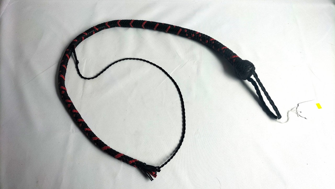 deze-lederen-snakewhip-in-zwart-met-rood-leer-combi-is-een-leuke-instapper-voor-wie-graag-met-een-singletail-wil-beginnen-spelen-door-de-combinatie-met-the-english-eye-vervang-je-in-no-time-zo-je-cracker-1