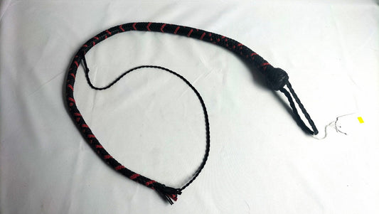 deze-lederen-snakewhip-in-zwart-met-rood-leer-combi-is-een-leuke-instapper-voor-wie-graag-met-een-singletail-wil-beginnen-spelen-door-de-combinatie-met-the-english-eye-vervang-je-in-no-time-zo-je-cracker-1
