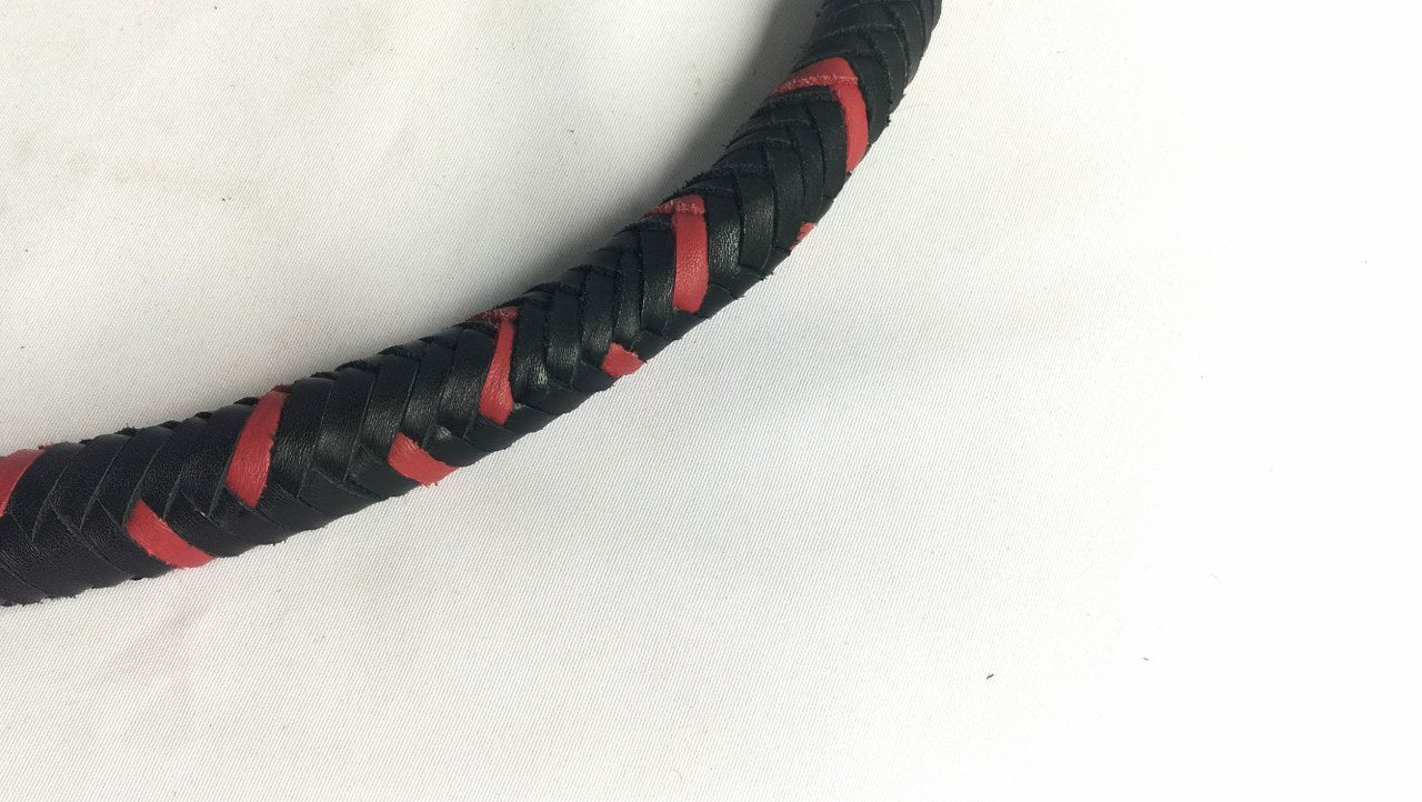 deze-lederen-snakewhip-in-zwart-met-rood-leer-combi-is-een-leuke-instapper-voor-wie-graag-met-een-singletail-wil-beginnen-spelen-door-de-combinatie-met-the-english-eye-vervang-je-in-no-time-zo-je-cracker-3