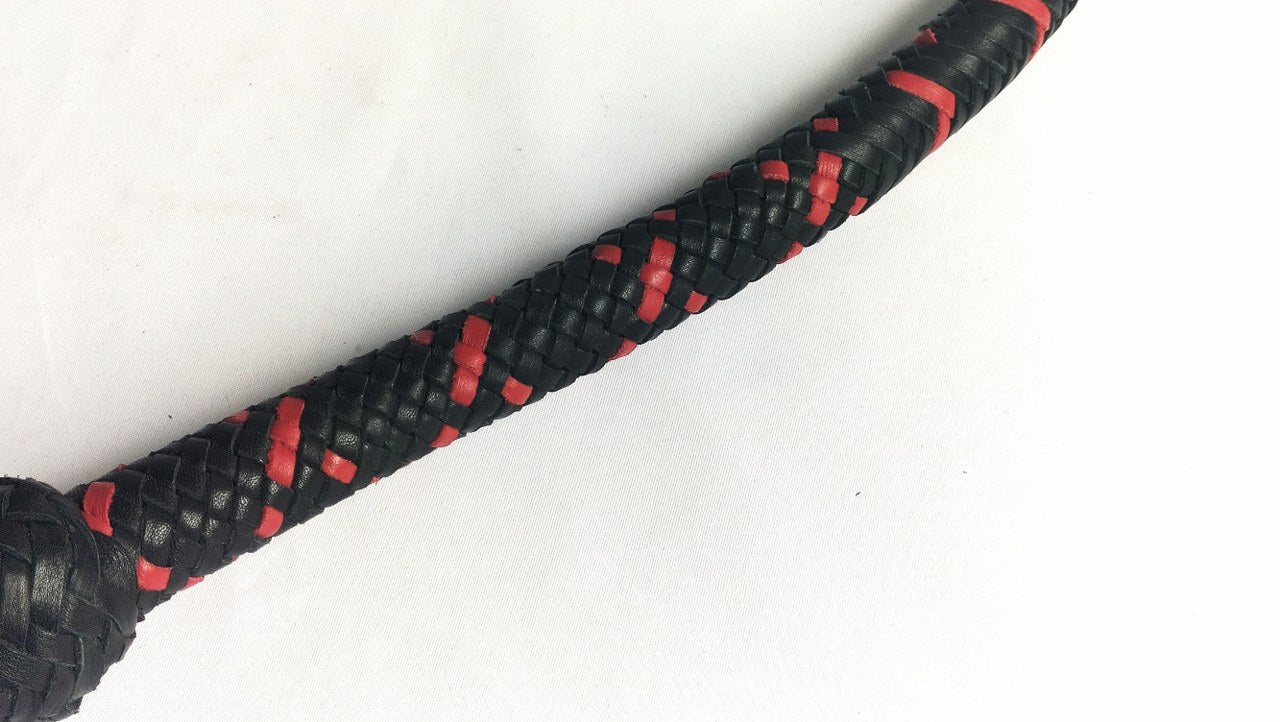 deze-lederen-snakewhip-in-zwart-met-rood-leer-combi-is-een-leuke-instapper-voor-wie-graag-met-een-singletail-wil-beginnen-spelen-door-de-combinatie-met-the-english-eye-vervang-je-in-no-time-zo-je-cracker-2