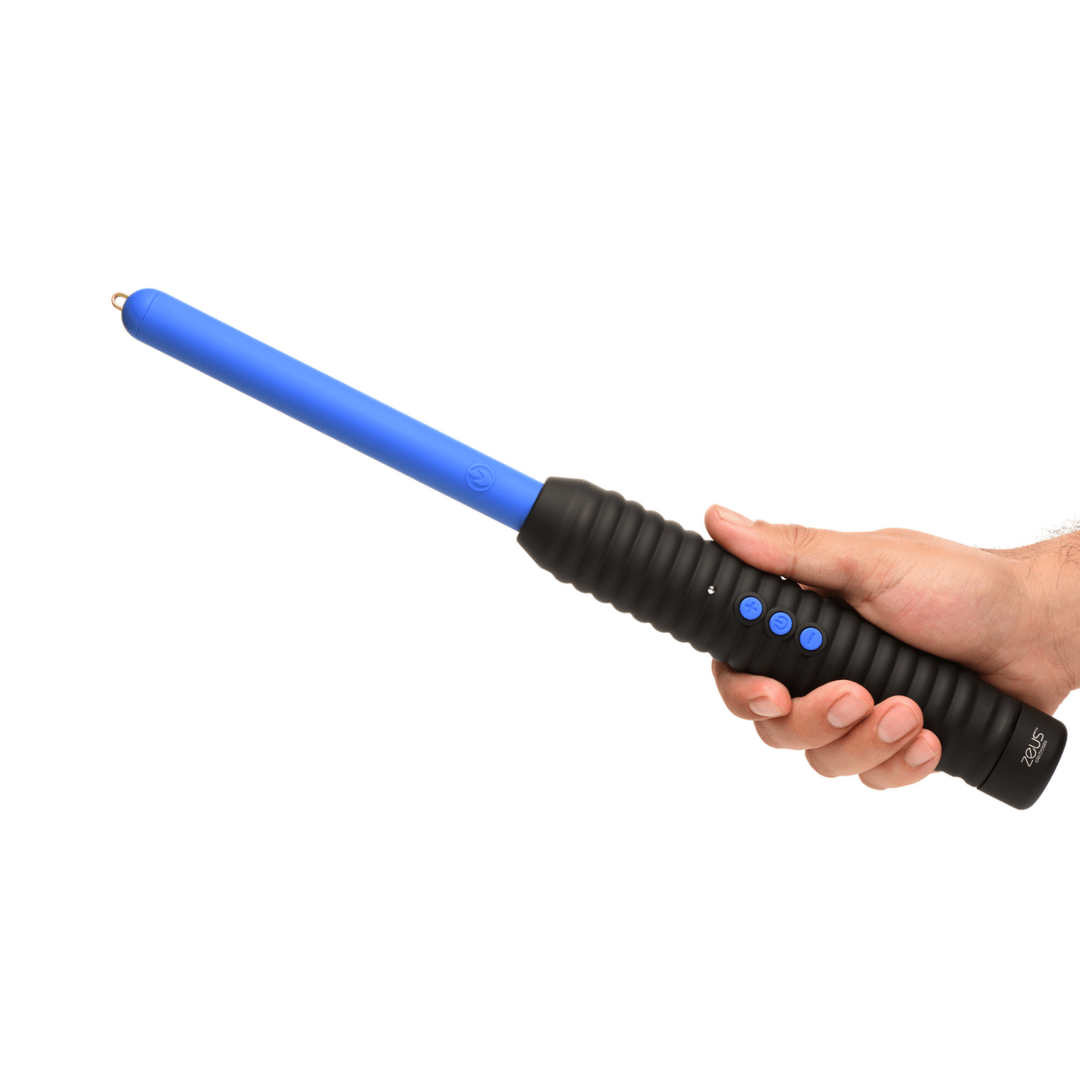 elektrificeer-je-bdsm-sessie-met-deze-prikstok-van-zeus-met-zijn-blauwe-kleur-zijn-2-intentieteitsniceaus-en-zijn-electro-knallen-af-en-toe-zal)hij-je-subje-zeker-angst-aan-jagen-7