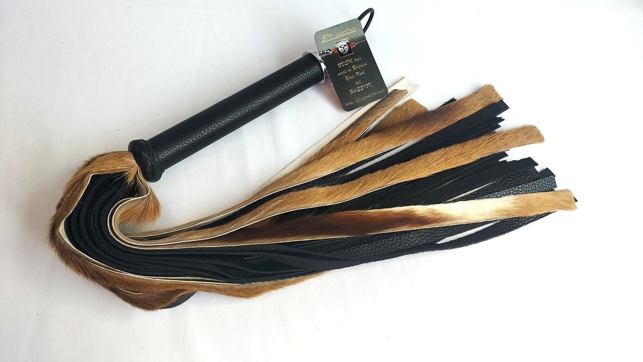 met-deze-prachtige-flogger-gemaakt-van-beige-springbok-en-zwart-leer-haal-je-jezelf-een-uniek-stuk-in-huis-bij-elke-slag-of-streling-voelt-hij-dankzij-zijn-combinatie-tussen-de-vacht-en-het-leer-anders-aan-1