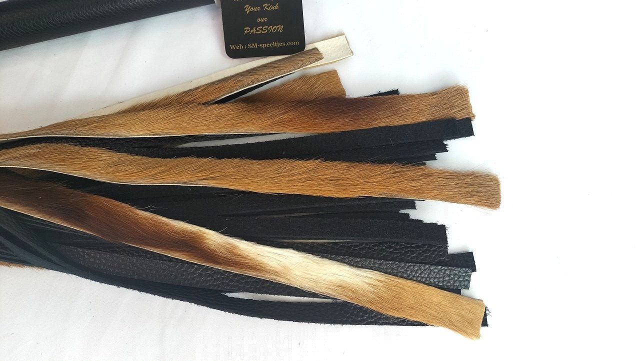 met-deze-prachtige-flogger-gemaakt-van-beige-springbok-en-zwart-leer-haal-je-jezelf-een-uniek-stuk-in-huis-bij-elke-slag-of-streling-voelt-hij-dankzij-zijn-combinatie-tussen-de-vacht-en-het-leer-anders-aan-3