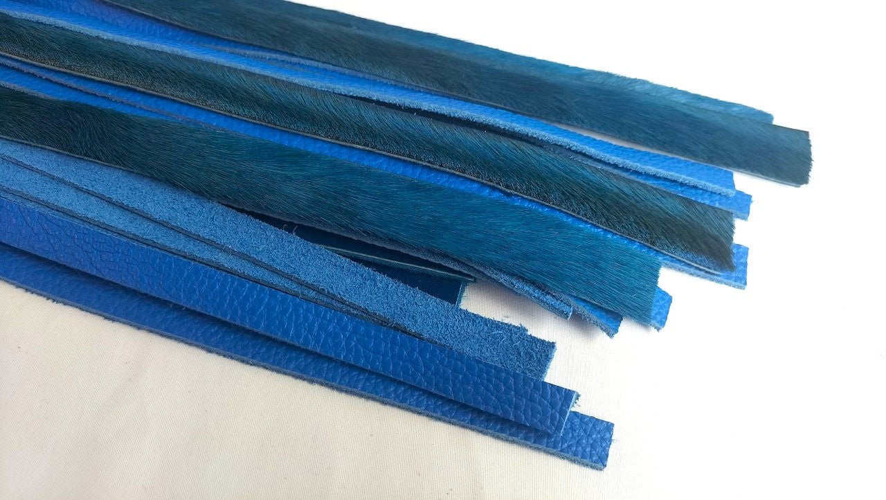 met-deze-prachtige-flogger-gemaakt-van-blauwe-springbok-en-blauw-leer-haal-je-jezelf-een-uniek-stuk-in-huis-bij-elke-slag-of-streling-voelt-hij-dankzij-zijn-combinatie-tussen-de-vacht-en-het-leer-anders-aan-2