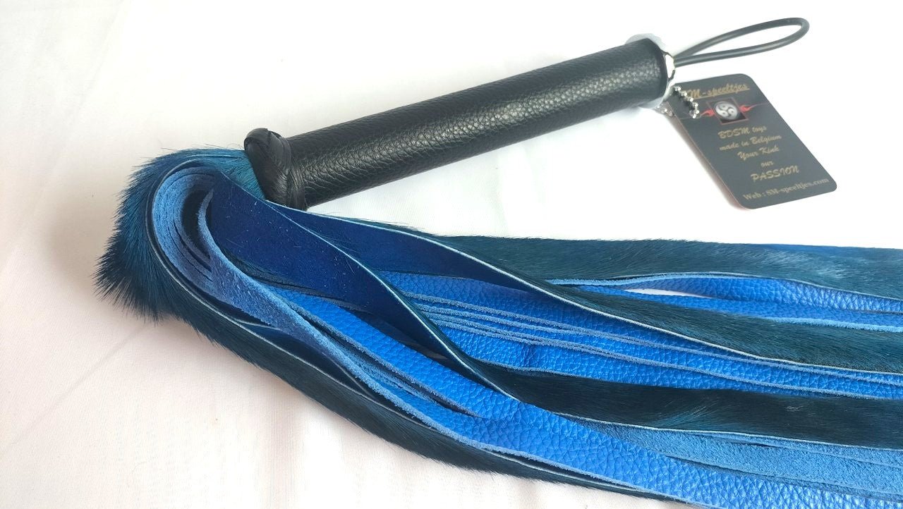 met-deze-prachtige-flogger-gemaakt-van-blauwe-springbok-en-blauw-leer-haal-je-jezelf-een-uniek-stuk-in-huis-bij-elke-slag-of-streling-voelt-hij-dankzij-zijn-combinatie-tussen-de-vacht-en-het-leer-anders-aan-3