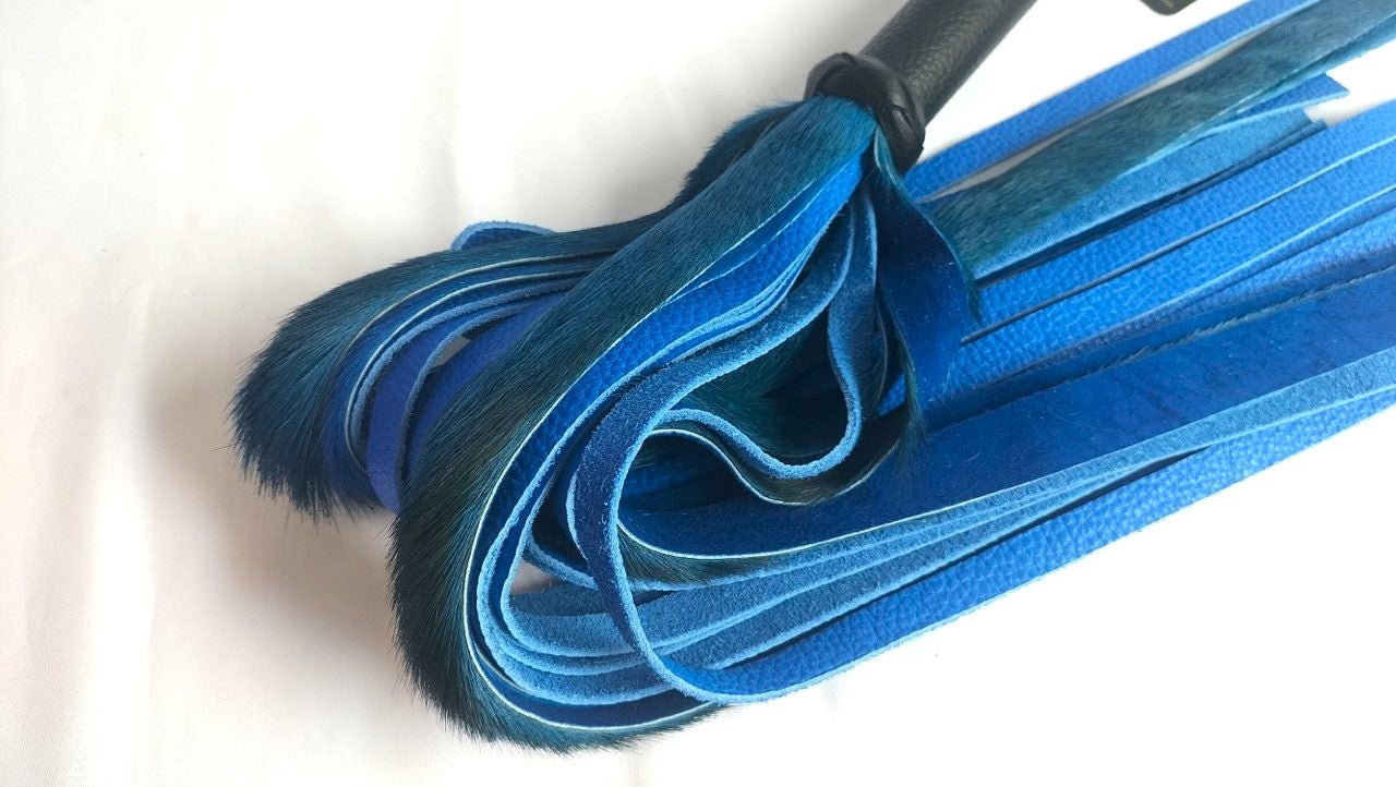 met-deze-prachtige-flogger-gemaakt-van-blauwe-springbok-en-blauw-leer-haal-je-jezelf-een-uniek-stuk-in-huis-bij-elke-slag-of-streling-voelt-hij-dankzij-zijn-combinatie-tussen-de-vacht-en-het-leer-anders-aan-4