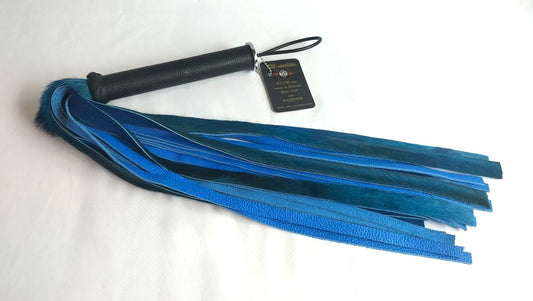 met-deze-prachtige-flogger-gemaakt-van-blauwe-springbok-en-blauw-leer-haal-je-jezelf-een-uniek-stuk-in-huis-bij-elke-slag-of-streling-voelt-hij-dankzij-zijn-combinatie-tussen-de-vacht-en-het-leer-anders-aan-1