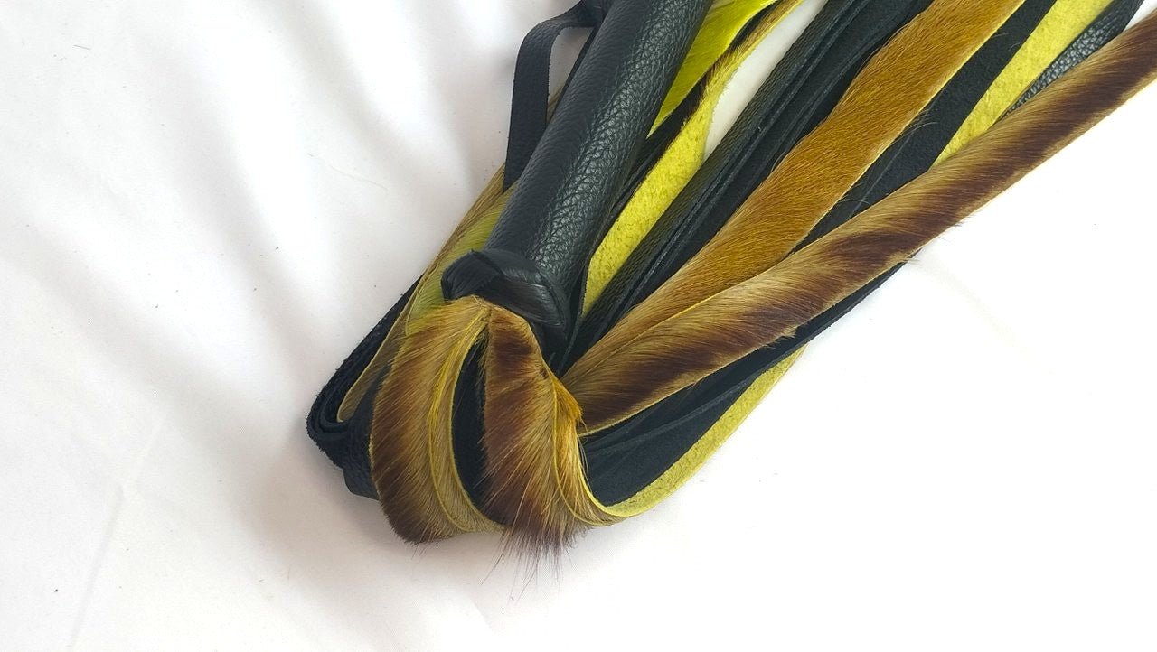 met-deze-prachtige-flogger-gemaakt-van-groene-springbok-en-zwart-leer-haal-je-jezelf-een-uniek-stuk-in-huis-bij-elke-slag-of-streling-voelt-hij-dankzij-zijn-combinatie-tussen-de-vacht-en-het-leer-anders-aan-3