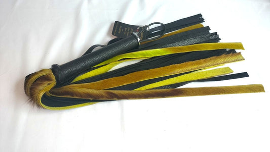 met-deze-prachtige-flogger-gemaakt-van-groene-springbok-en-zwart-leer-haal-je-jezelf-een-uniek-stuk-in-huis-bij-elke-slag-of-streling-voelt-hij-dankzij-zijn-combinatie-tussen-de-vacht-en-het-leer-anders-aan-4