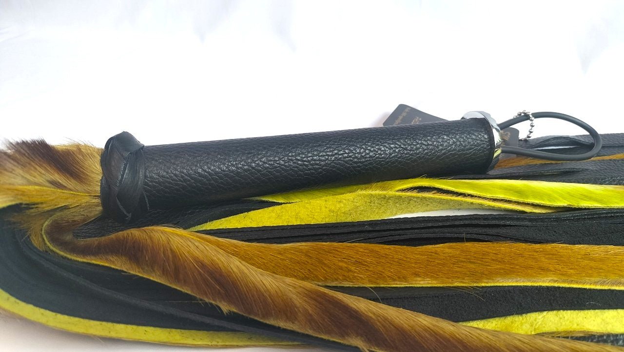 met-deze-prachtige-flogger-gemaakt-van-groene-springbok-en-zwart-leer-haal-je-jezelf-een-uniek-stuk-in-huis-bij-elke-slag-of-streling-voelt-hij-dankzij-zijn-combinatie-tussen-de-vacht-en-het-leer-anders-aan-1