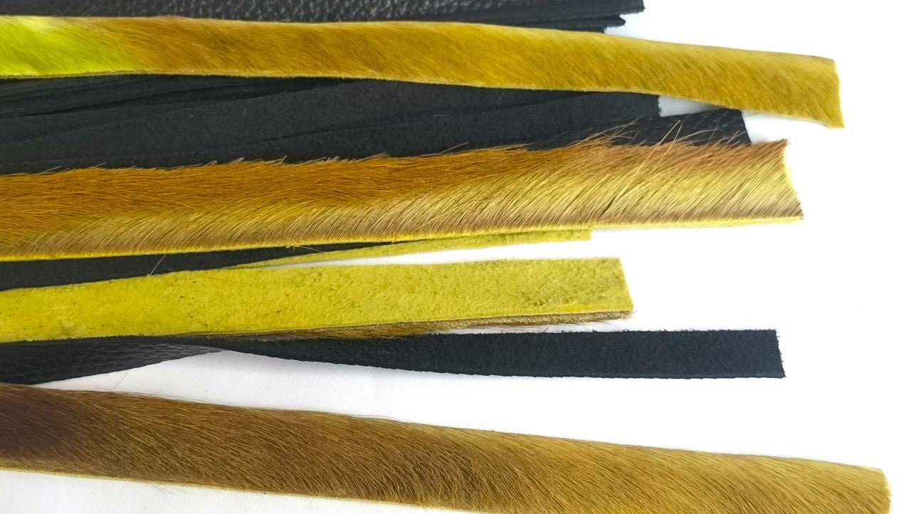 met-deze-prachtige-flogger-gemaakt-van-groene-springbok-en-zwart-leer-haal-je-jezelf-een-uniek-stuk-in-huis-bij-elke-slag-of-streling-voelt-hij-dankzij-zijn-combinatie-tussen-de-vacht-en-het-leer-anders-aan-2