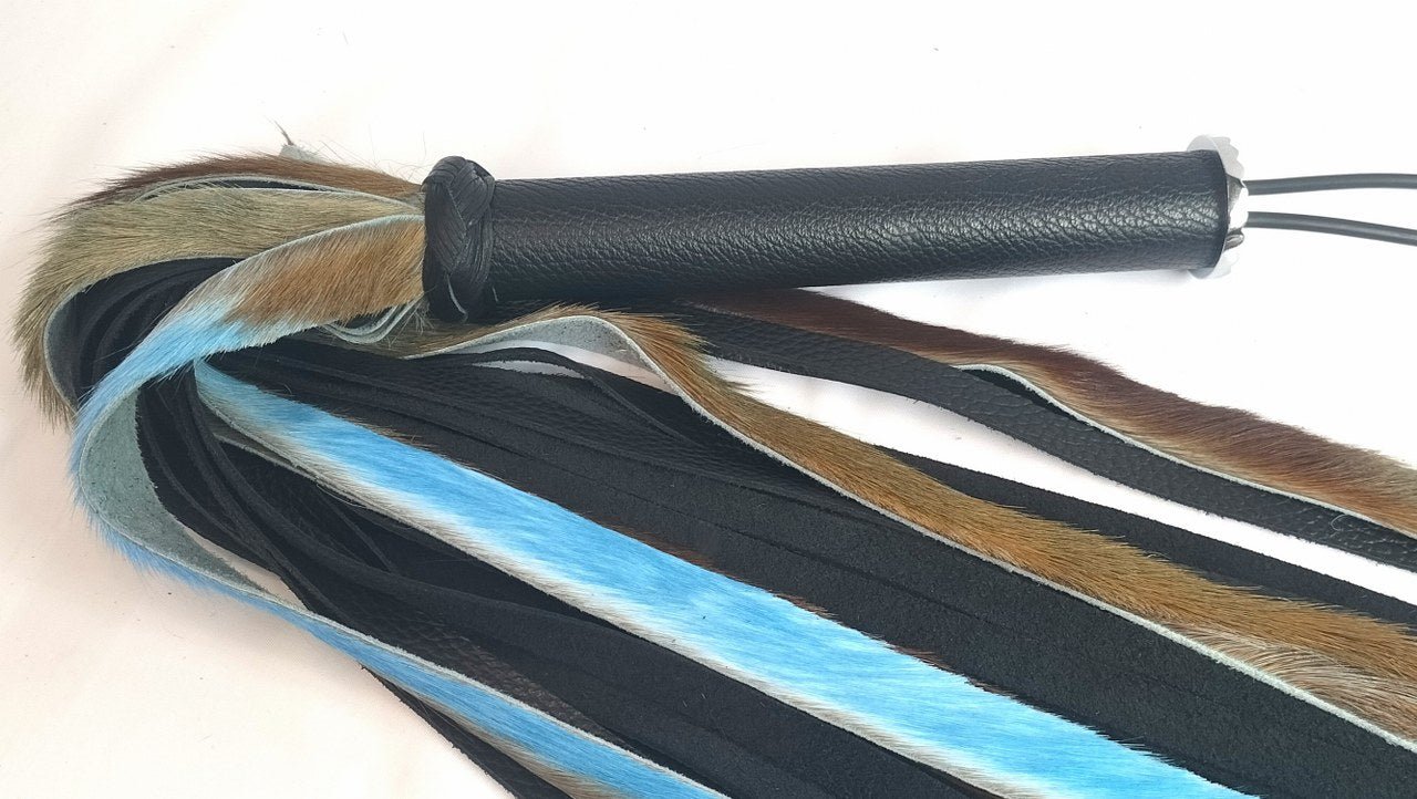 met-deze-prachtige-flogger-gemaakt-van-lichtblauwe-beige-springbok-en-zwart-leer-haal-je-jezelf-een-uniek-stuk-in-huis-bij-elke-slag-of-streling-voelt-hij-dankzij-zijn-combinatie-tussen-de-vacht-en-het-leer-anders-aan-4