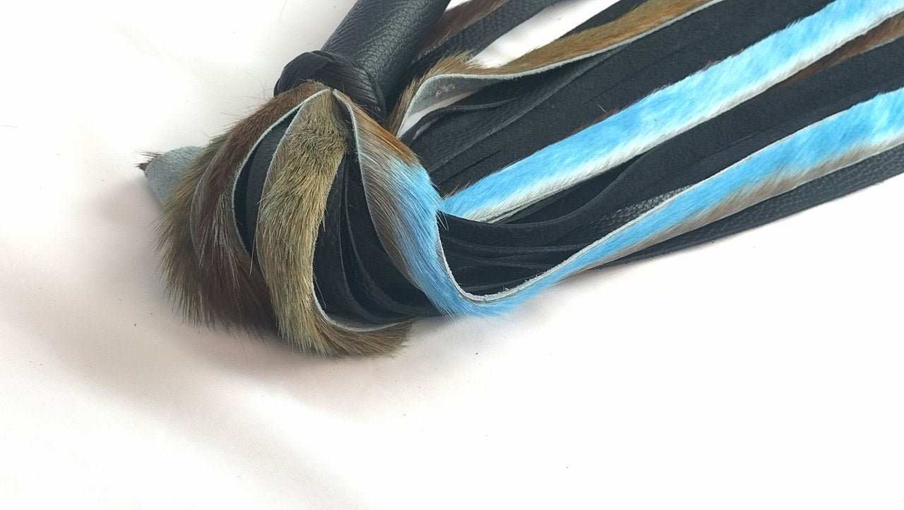 met-deze-prachtige-flogger-gemaakt-van-lichtblauwe-beige-springbok-en-zwart-leer-haal-je-jezelf-een-uniek-stuk-in-huis-bij-elke-slag-of-streling-voelt-hij-dankzij-zijn-combinatie-tussen-de-vacht-en-het-leer-anders-aan-2