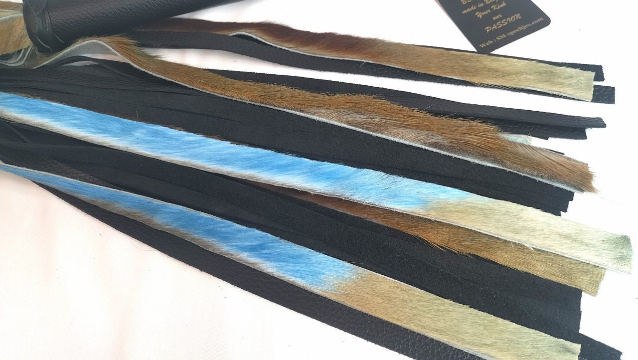 met-deze-prachtige-flogger-gemaakt-van-lichtblauwe-beige-springbok-en-zwart-leer-haal-je-jezelf-een-uniek-stuk-in-huis-bij-elke-slag-of-streling-voelt-hij-dankzij-zijn-combinatie-tussen-de-vacht-en-het-leer-anders-aan-3