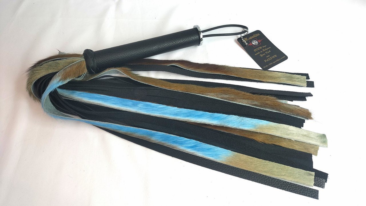 met-deze-prachtige-flogger-gemaakt-van-lichtblauwe-beige-springbok-en-zwart-leer-haal-je-jezelf-een-uniek-stuk-in-huis-bij-elke-slag-of-streling-voelt-hij-dankzij-zijn-combinatie-tussen-de-vacht-en-het-leer-anders-aan-1