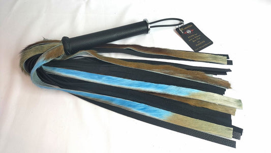 met-deze-prachtige-flogger-gemaakt-van-lichtblauwe-beige-springbok-en-zwart-leer-haal-je-jezelf-een-uniek-stuk-in-huis-bij-elke-slag-of-streling-voelt-hij-dankzij-zijn-combinatie-tussen-de-vacht-en-het-leer-anders-aan-1