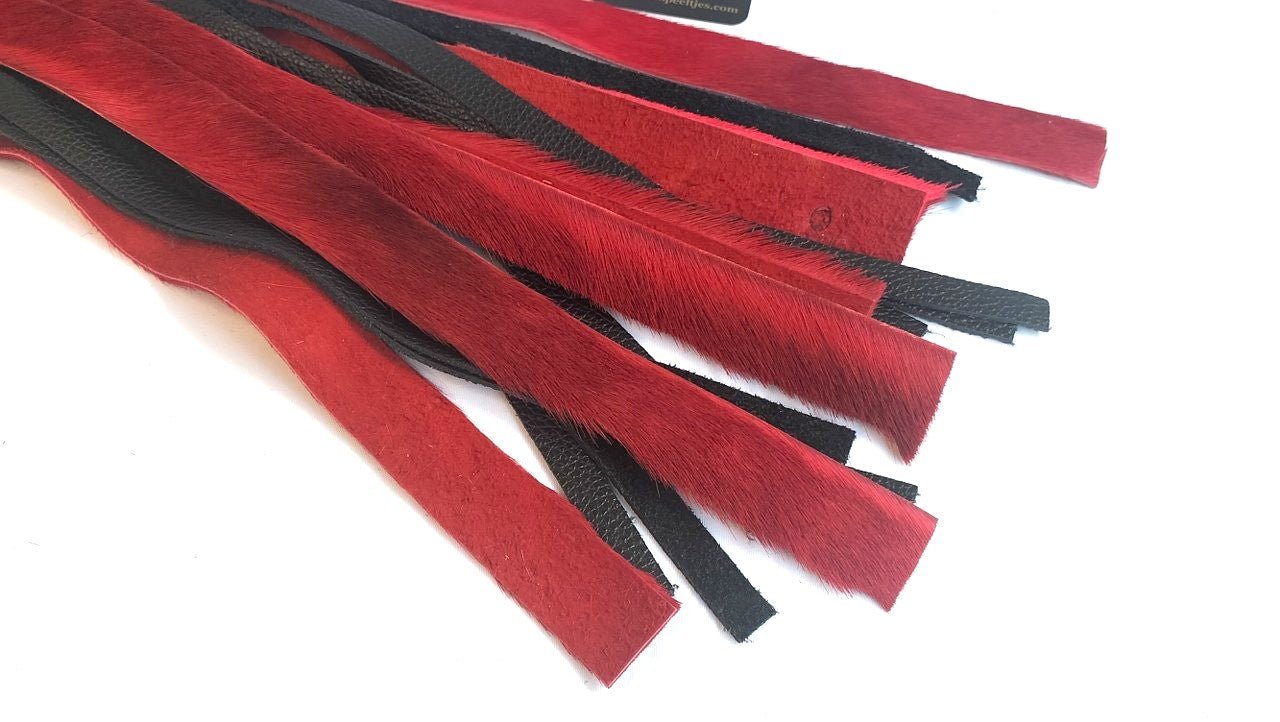 met-deze-prachtige-flogger-gemaakt-van-rode-springbok-en-zwart-leer-haal-je-jezelf-een-uniek-stuk-in-huis-bij-elke-slag-of-streling-voelt-hij-dankzij-zijn-combinatie-tussen-de-vacht-en-het-leer-anders-aan-2