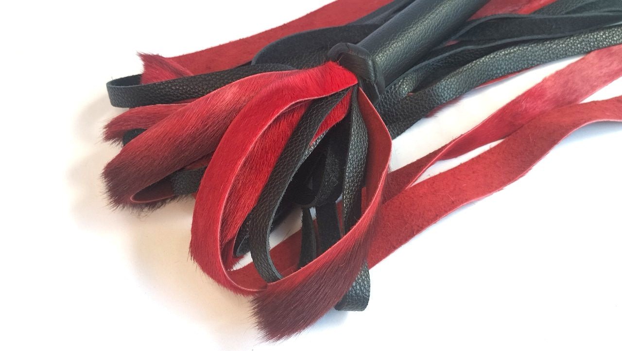 met-deze-prachtige-flogger-gemaakt-van-rode-springbok-en-zwart-leer-haal-je-jezelf-een-uniek-stuk-in-huis-bij-elke-slag-of-streling-voelt-hij-dankzij-zijn-combinatie-tussen-de-vacht-en-het-leer-anders-aan-3