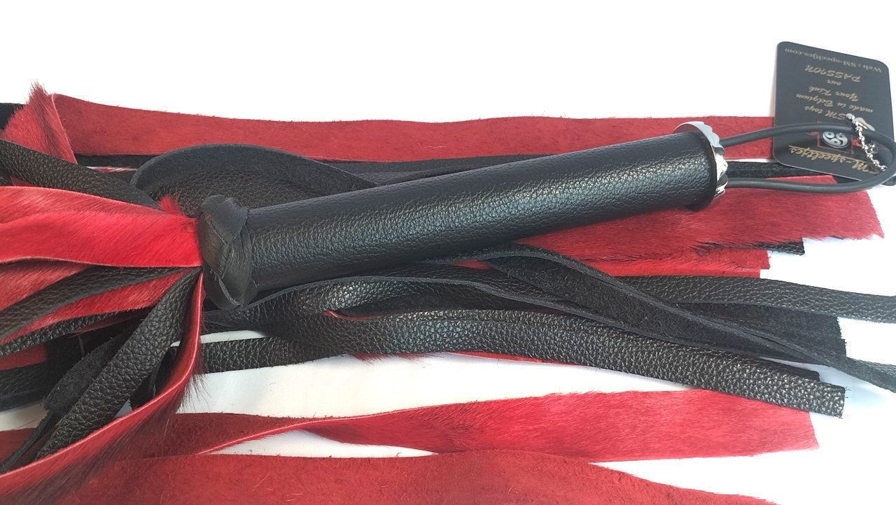 met-deze-prachtige-flogger-gemaakt-van-rode-springbok-en-zwart-leer-haal-je-jezelf-een-uniek-stuk-in-huis-bij-elke-slag-of-streling-voelt-hij-dankzij-zijn-combinatie-tussen-de-vacht-en-het-leer-anders-aan-4