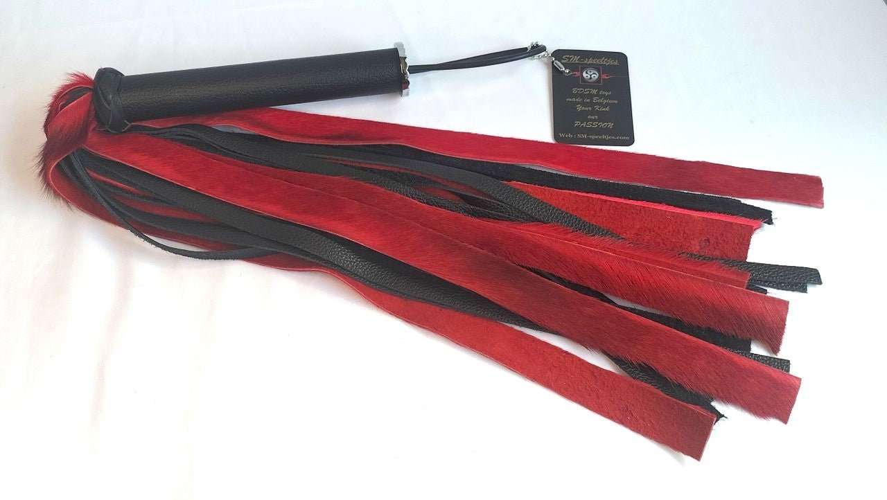 met-deze-prachtige-flogger-gemaakt-van-rode-springbok-en-zwart-leer-haal-je-jezelf-een-uniek-stuk-in-huis-bij-elke-slag-of-streling-voelt-hij-dankzij-zijn-combinatie-tussen-de-vacht-en-het-leer-anders-aan-1