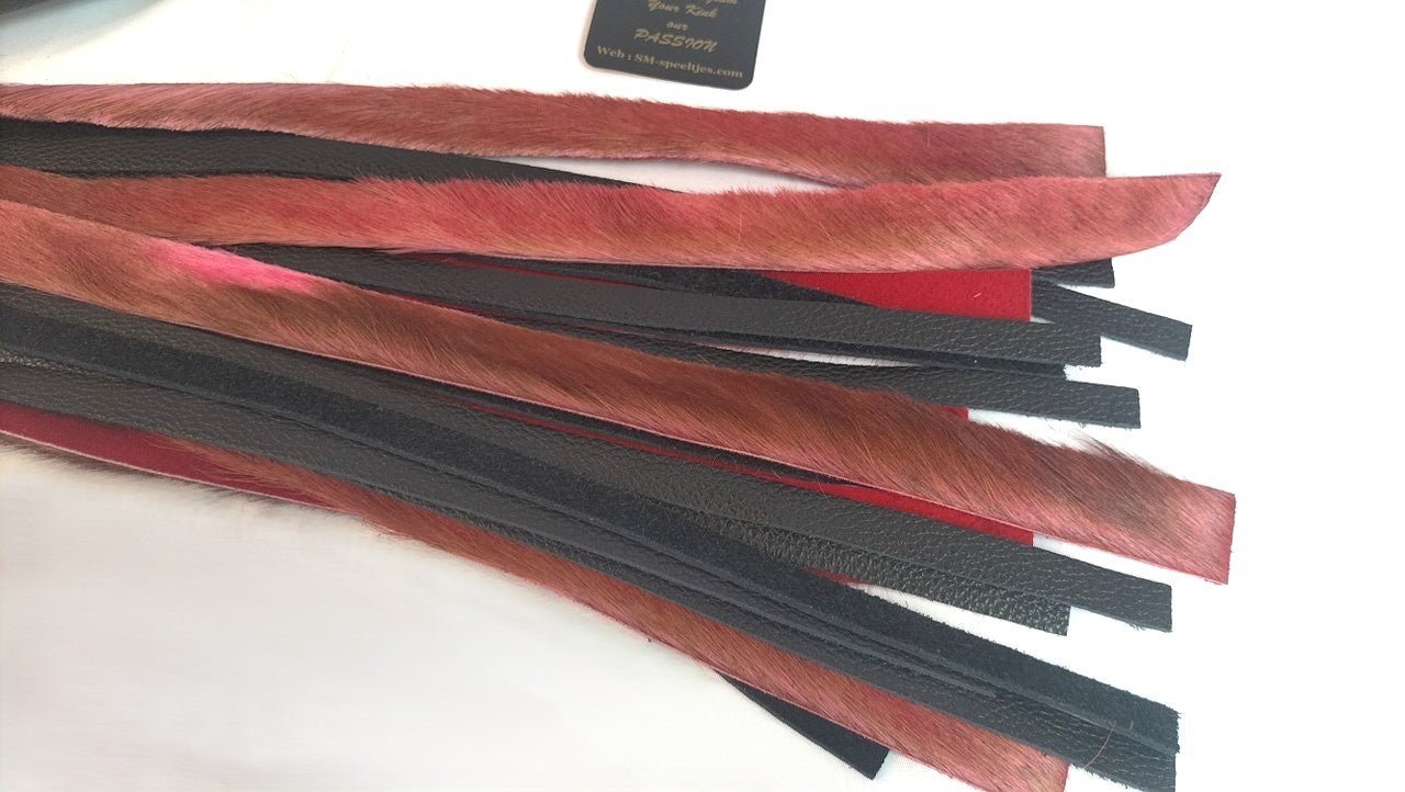 met-deze-prachtige-flogger-gemaakt-van-roze-springbok-en-zwart-leer-haal-je-jezelf-een-uniek-stuk-in-huis-bij-elke-slag-of-streling-voelt-hij-dankzij-zijn-combinatie-tussen-de-vacht-en-het-leer-anders-aan-3
