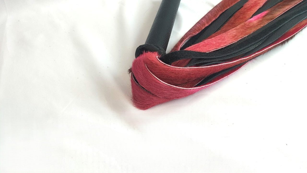 met-deze-prachtige-flogger-gemaakt-van-roze-springbok-en-zwart-leer-haal-je-jezelf-een-uniek-stuk-in-huis-bij-elke-slag-of-streling-voelt-hij-dankzij-zijn-combinatie-tussen-de-vacht-en-het-leer-anders-aan-2