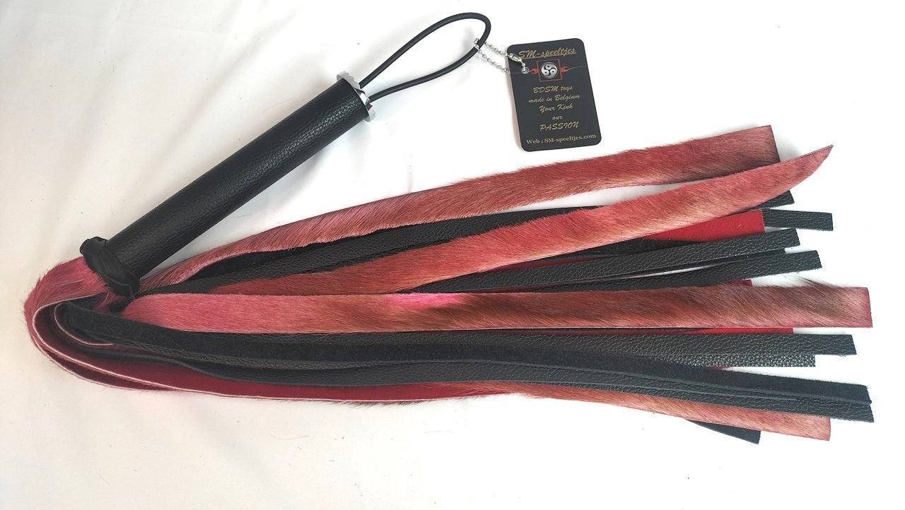 met-deze-prachtige-flogger-gemaakt-van-roze-springbok-en-zwart-leer-haal-je-jezelf-een-uniek-stuk-in-huis-bij-elke-slag-of-streling-voelt-hij-dankzij-zijn-combinatie-tussen-de-vacht-en-het-leer-anders-aan-
1