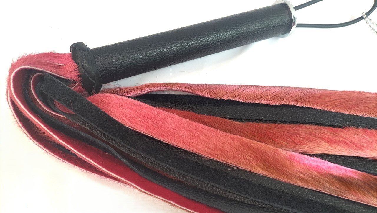 met-deze-prachtige-flogger-gemaakt-van-roze-springbok-en-zwart-leer-haal-je-jezelf-een-uniek-stuk-in-huis-bij-elke-slag-of-streling-voelt-hij-dankzij-zijn-combinatie-tussen-de-vacht-en-het-leer-anders-aan-4