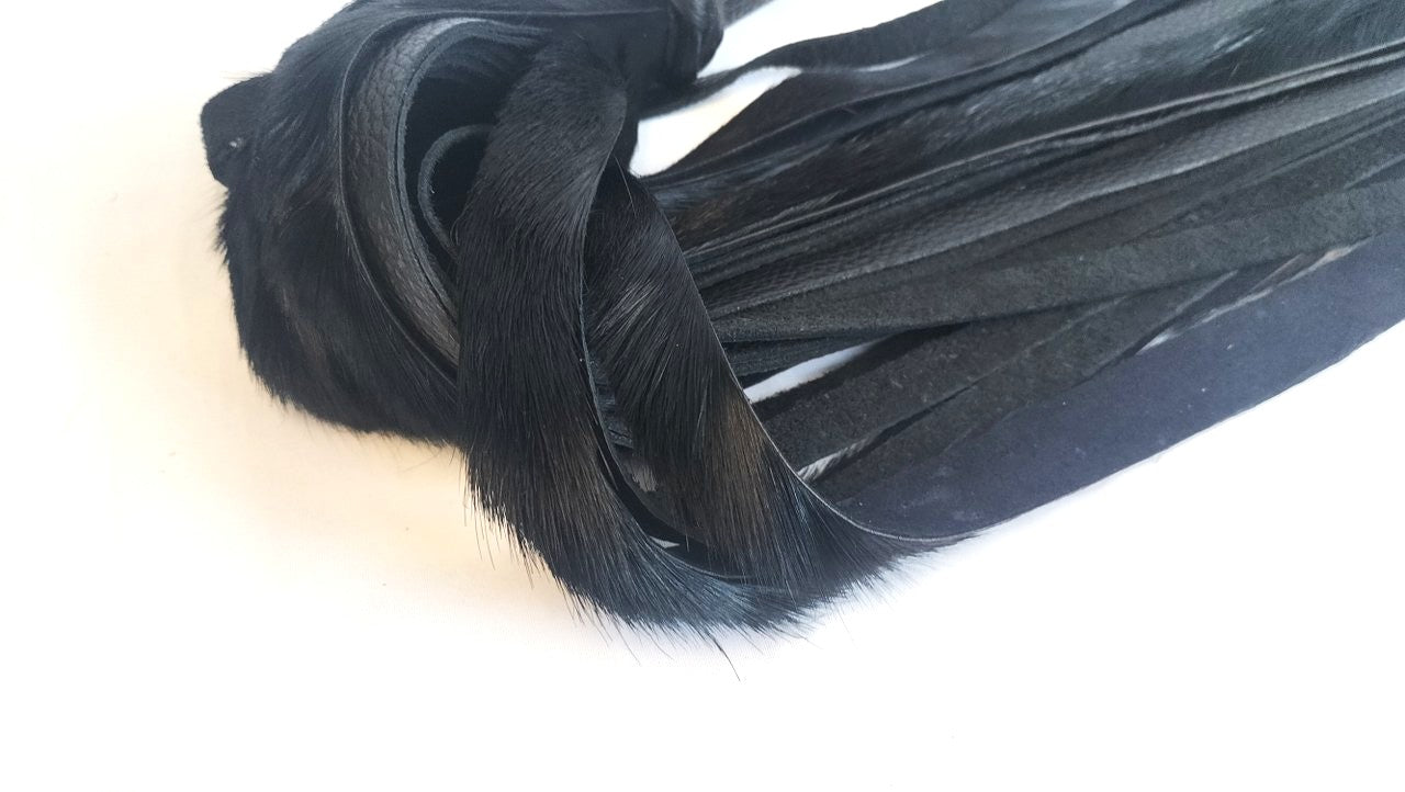 met-deze-prachtige-flogger-gemaakt-van-zwarte-springbok-en-zwart-leer-haal-je-jezelf-een-uniek-stuk-in-huis-bij-elke-slag-of-streling-voelt-hij-dankzij-zijn-combinatie-tussen-de-vacht-en-het-leer-anders-aan-3