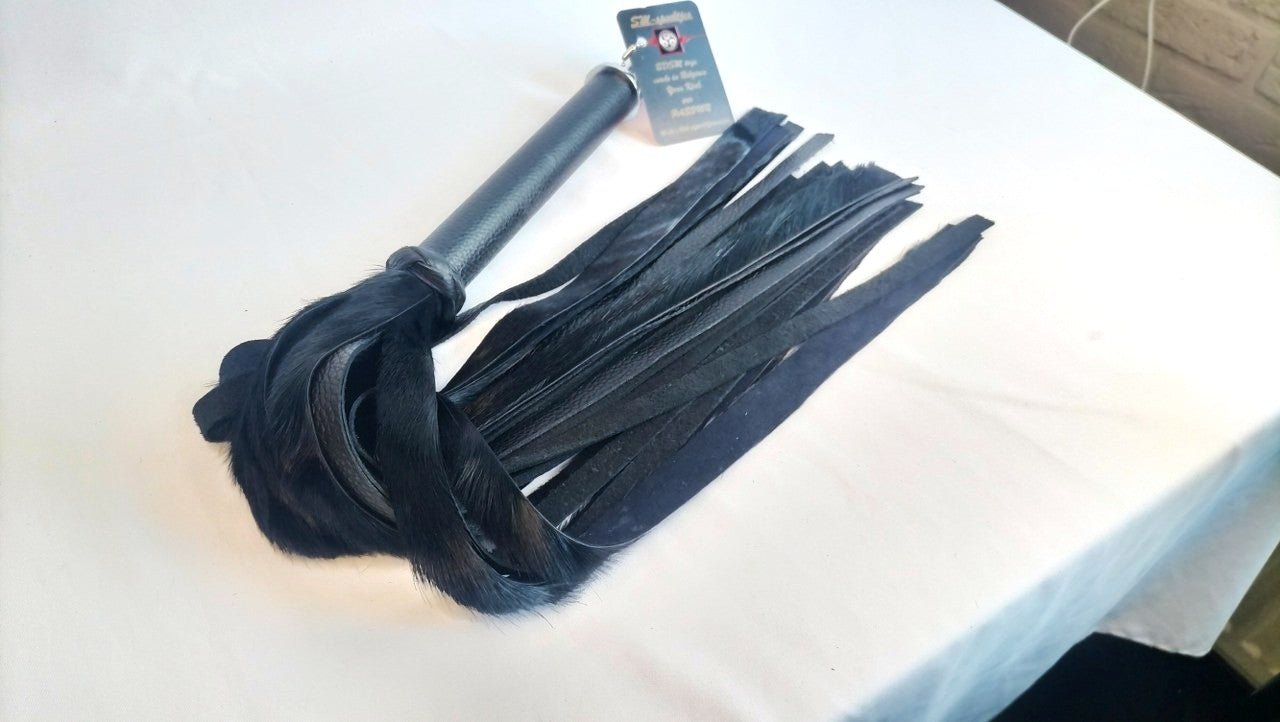 met-deze-prachtige-flogger-gemaakt-van-zwarte-springbok-en-zwart-leer-haal-je-jezelf-een-uniek-stuk-in-huis-bij-elke-slag-of-streling-voelt-hij-dankzij-zijn-combinatie-tussen-de-vacht-en-het-leer-anders-aan-2