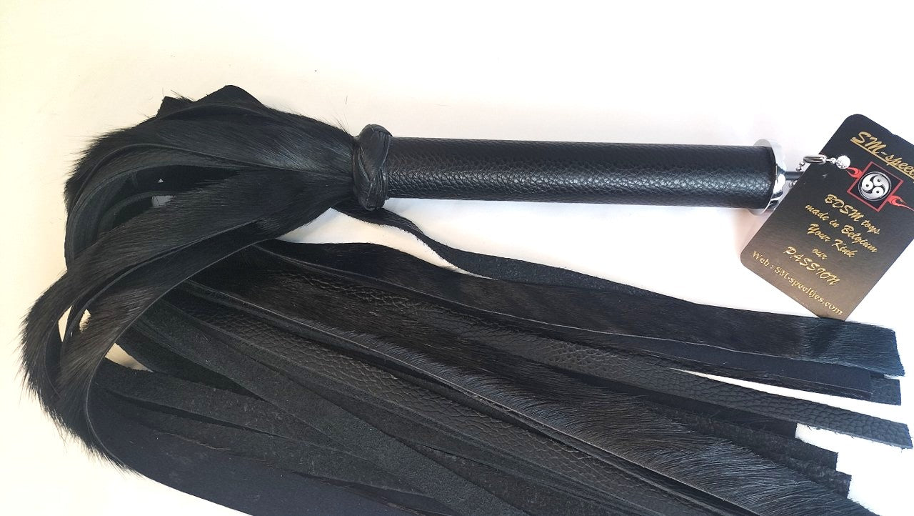 met-deze-prachtige-flogger-gemaakt-van-zwarte-springbok-en-zwart-leer-haal-je-jezelf-een-uniek-stuk-in-huis-bij-elke-slag-of-streling-voelt-hij-dankzij-zijn-combinatie-tussen-de-vacht-en-het-leer-anders-aan-4