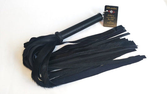 met-deze-prachtige-flogger-gemaakt-van-zwarte-springbok-en-zwart-leer-haal-je-jezelf-een-uniek-stuk-in-huis-bij-elke-slag-of-streling-voelt-hij-dankzij-zijn-combinatie-tussen-de-vacht-en-het-leer-anders-aan-1