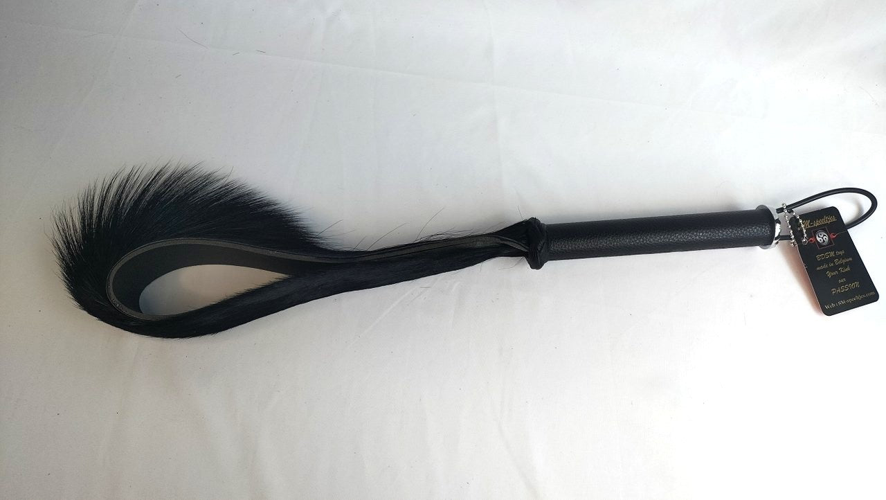 hou-jij-van-unieke-bdsm-toys-dan-zit-je-met-deze-springbok-sm-slapper-zeker-op-de-juiste-plek-hij-is-in-belgie-gemaakt-en-bestaat-uit-het-middelstuk-van-degekende-springbok verwerkt-op-een-stuk-tuigleer-van-4-mm-dik-4