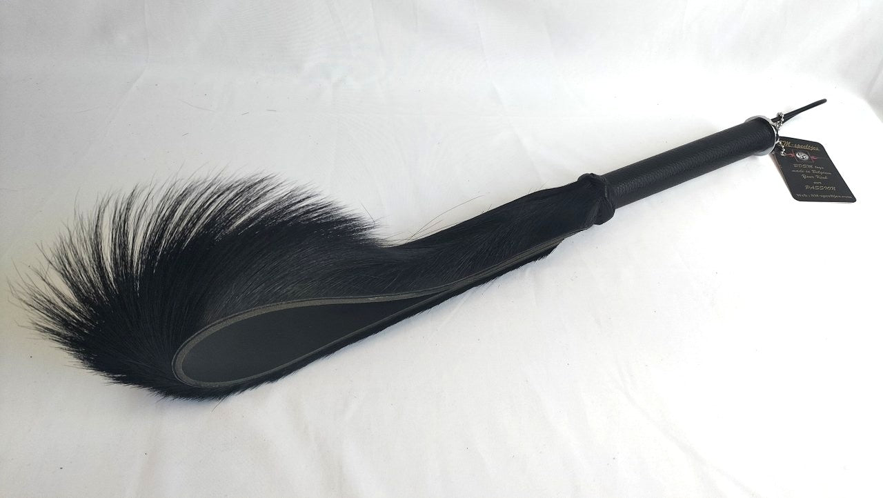 hou-jij-van-unieke-bdsm-toys-dan-zit-je-met-deze-springbok-sm-slapper-zeker-op-de-juiste-plek-hij-is-in-belgie-gemaakt-en-bestaat-uit-het-middelstuk-van-degekende-springbok verwerkt-op-een-stuk-tuigleer-van-4-mm-dik-1