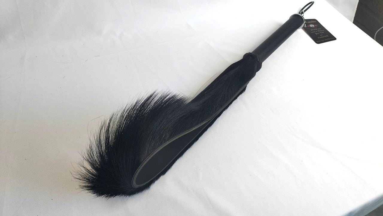 hou-jij-van-unieke-bdsm-toys-dan-zit-je-met-deze-springbok-sm-slapper-zeker-op-de-juiste-plek-hij-is-in-belgie-gemaakt-en-bestaat-uit-het-middelstuk-van-degekende-springbok verwerkt-op-een-stuk-tuigleer-van-4-mm-dik-3