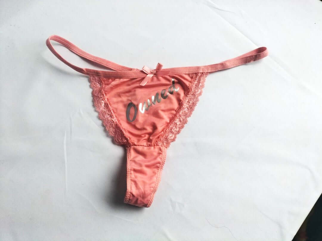 deze-leuke-string-in-de-kleur-roze-met-zilvertekst-owned-op-zie-je-maar-zelden-en-is-gemaakt-door-sm-speeltjes-zelf