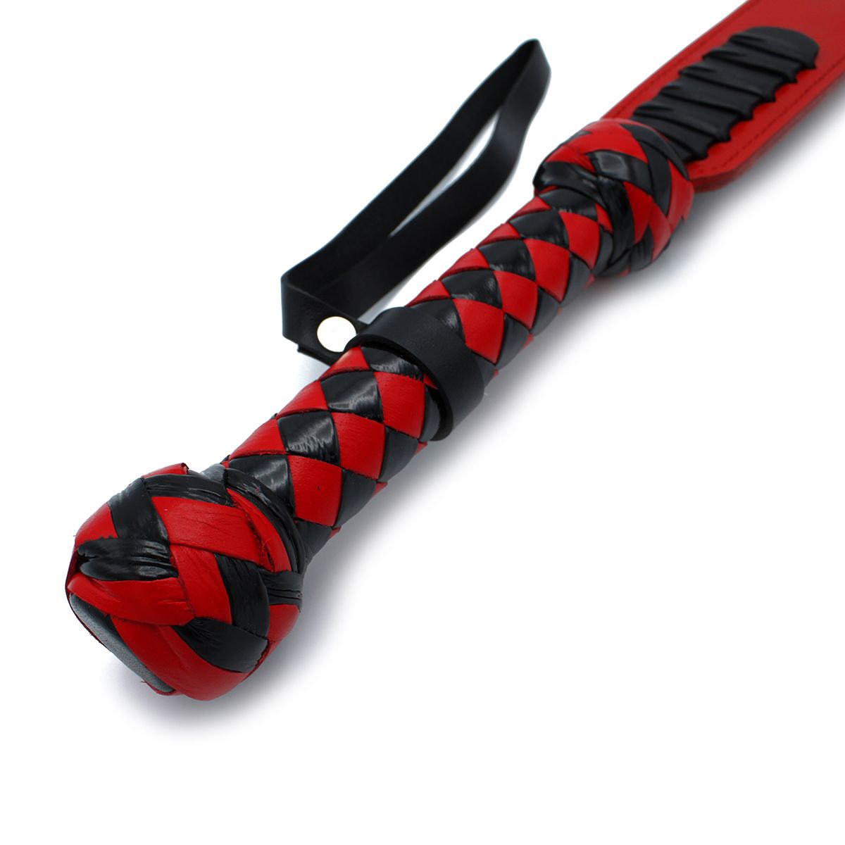 deze-tawse-in-dik-rood-tuigleer-met-rood-en-zwart-gevlochten-lederen-handvat-is-een-gevresde-bdsm-toy-binnen-de-sm-wereld-hij-wxordt-vaak-gebruikt-om-te-straffen-en-stamt-origineel-af-uit-scotland
