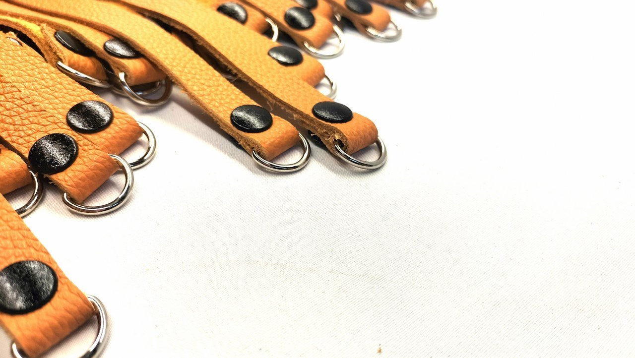 Terracotta lederen flogger met D - ringen - Voor een pittige avond. - BDSM - SM - speeltjes