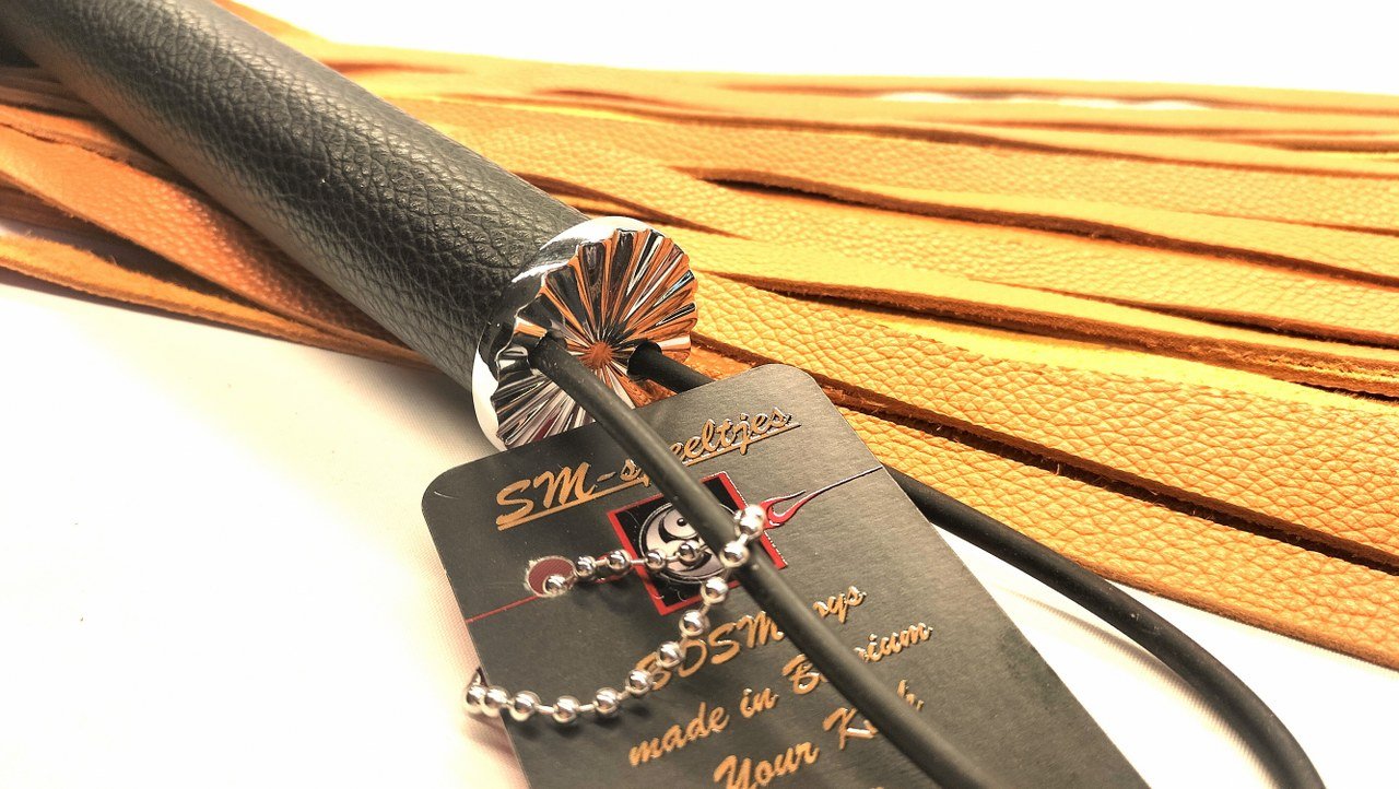 Terracotta lederen flogger met D - ringen - Voor een pittige avond. - BDSM - SM - speeltjes