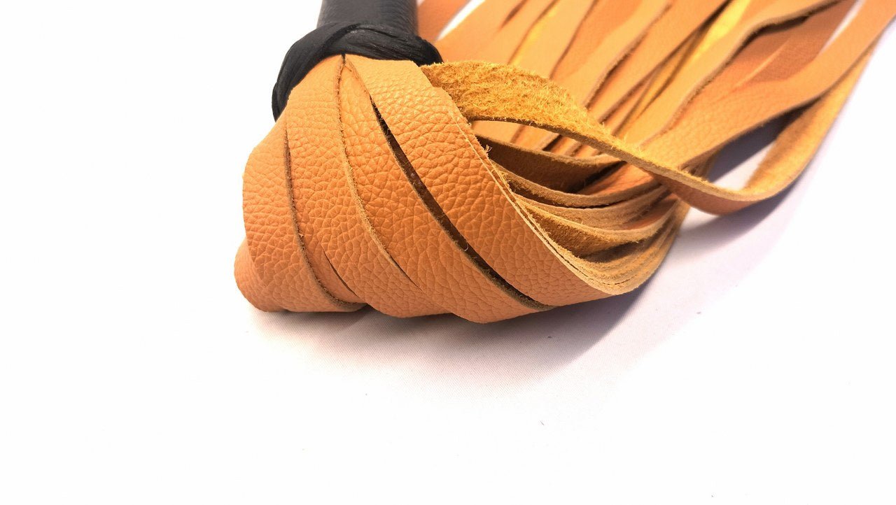 Terracotta lederen flogger met D - ringen - Voor een pittige avond. - BDSM - SM - speeltjes