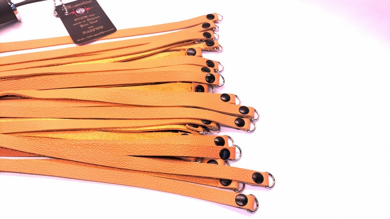 Terracotta lederen flogger met D - ringen - Voor een pittige avond. - BDSM - SM - speeltjes