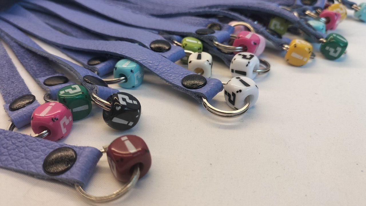 The Gambler Lila Flogger met Dobbelstenen - Exclusieve Handgemaakte Flogger - BDSM - SM - speeltjes